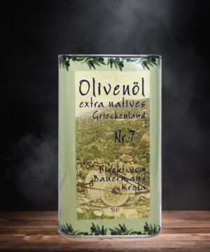 Ein 1-Liter-Kanister extra natives Olivenöl Nr.7 steht vor einem dunklen Hintergrund mit aufsteigendem Rauch auf einem rustikalen Holztisch.