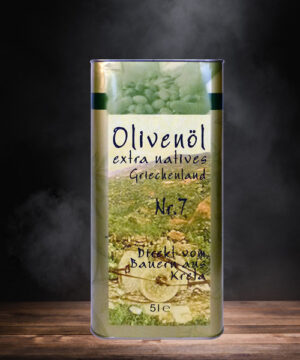 Ein 5-Liter-Kanister extra natives Olivenöl Nr.7 steht vor einem dunklen Hintergrund mit aufsteigendem Rauch auf einem rustikalen Holztisch.