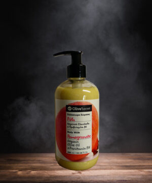 Eine Flasche Bodymilch Granatapfel steht vor einem dunklen Hintergrund auf einem rustikalen Holztisch, begleitet von aufsteigendem Rauch.