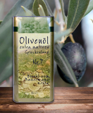 Olivenölflasche vor Olivenbaum