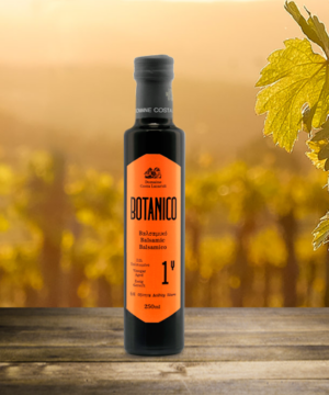 Flasche Balsamico vor herbstlicher Landschaft